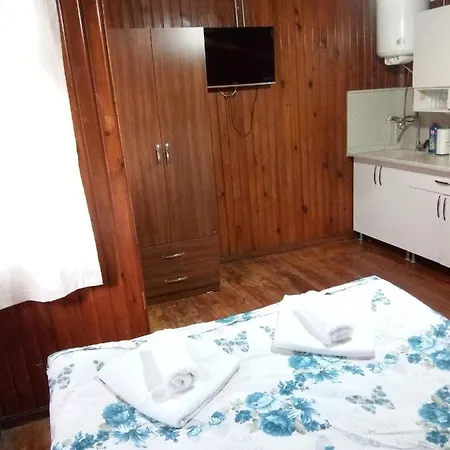 Mr Damien Aparthotel